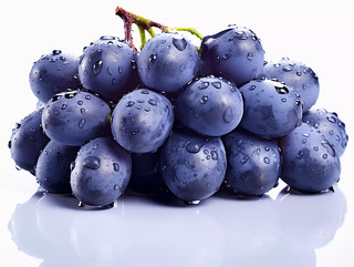 水果电商配图特写风格白底蓝莓葡萄静物场景